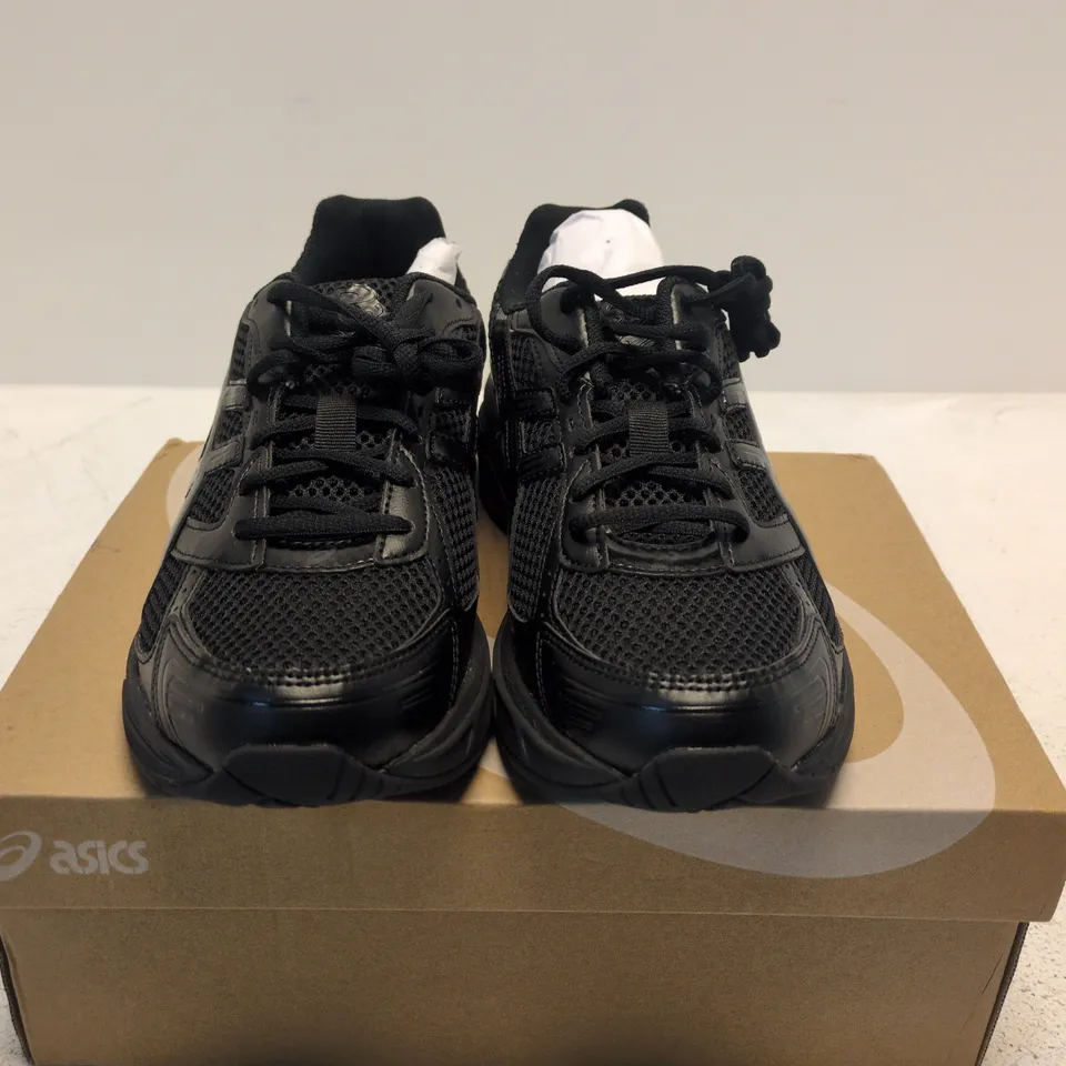 BOXED PAIR OF ASICS GEL-1130 BLACK/GRAPHITE GREY SNEAKERS – UK 7.5