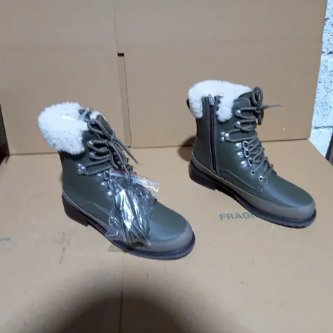 EMU AUSTRALIA OKAB DARK OLIVE BOOT SIZE 5 