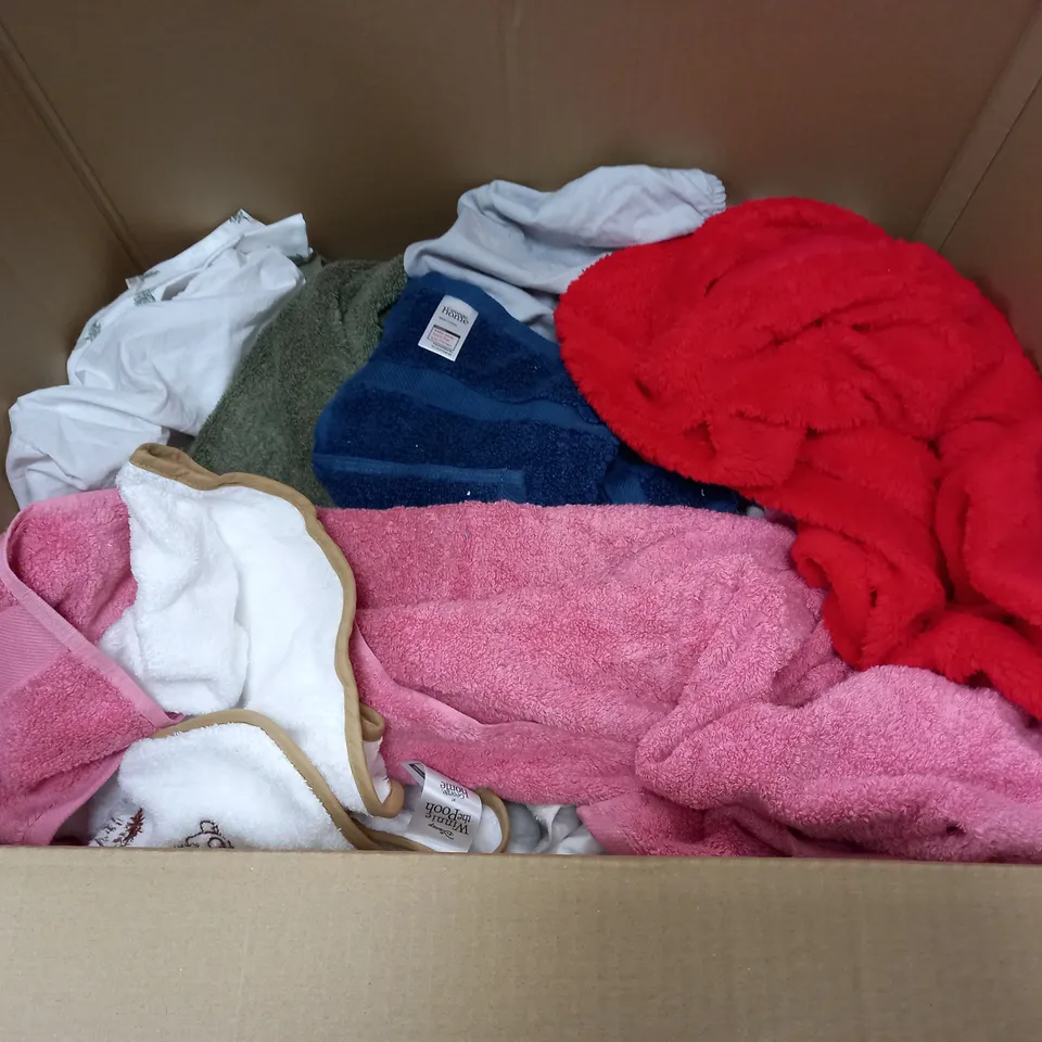 LARGE QUANTITY OF ASSORTED HOME FABRIC ITEMS TO INCLUDE THROWS, BEDDING AND STORAGE OTTOMAN