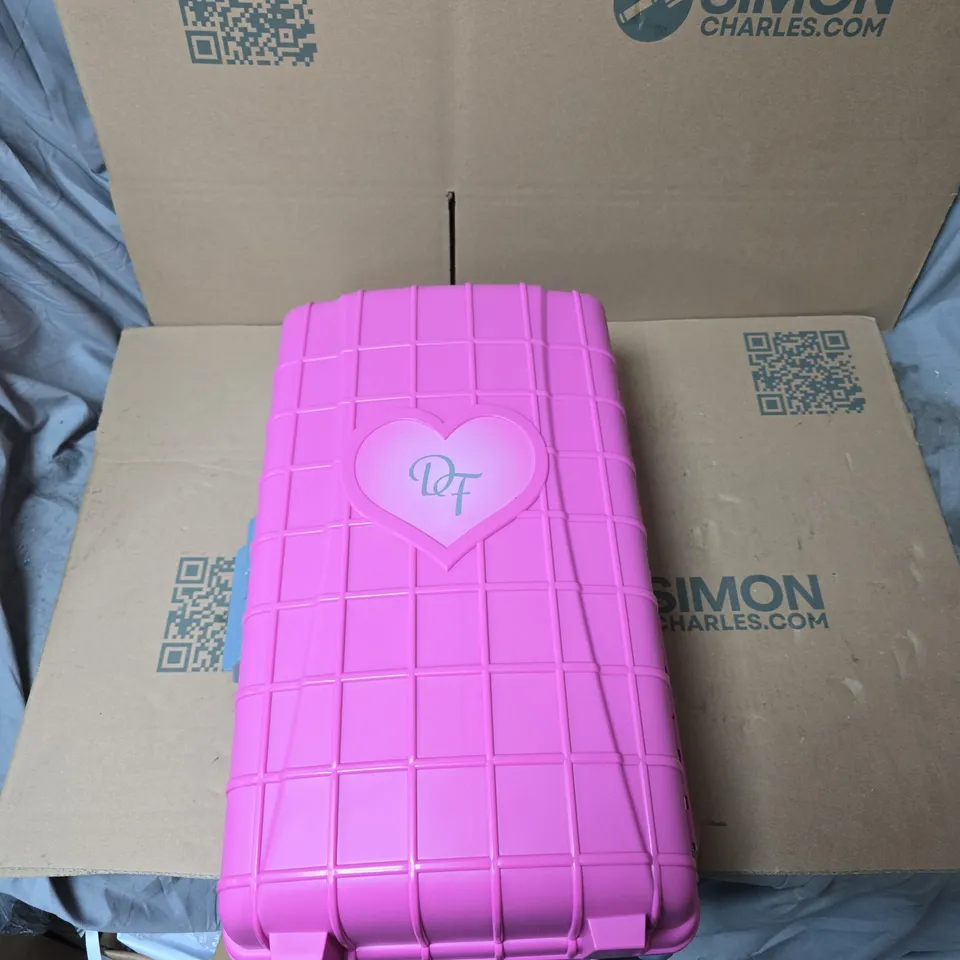 CAGE OF APPROXIMATELY 30 ASSORTED ITEMS TO INCLUDE: BEAUTY/VANITY CASE