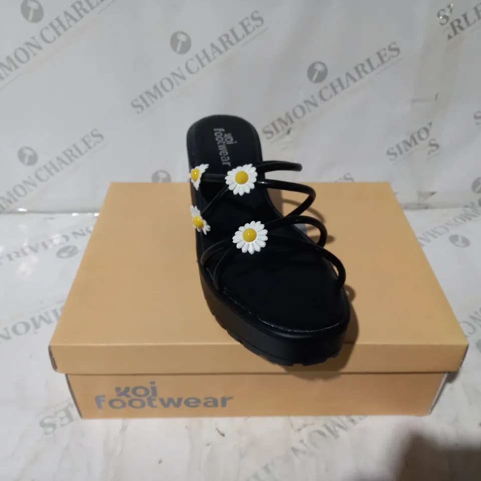 BRAND NEW BOXED PAIR OF KOI VEGAN BLOOMING DAISY OASIS STRAPPY SLIDERS IN BLACK - UK SIZE 7