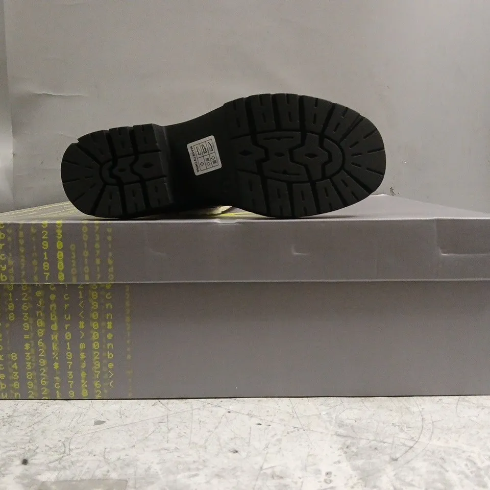 BOXED PAIR OF KOI TEXEL SHEARLING SWITCH BOOTS IN BLACK SIZE UK 4