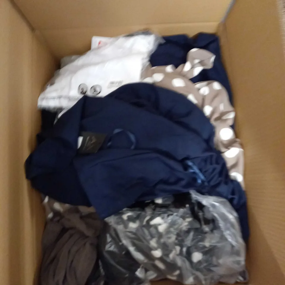 BOX OF APPROX 35 ASSORTED CLOTHING ITEMS TO INCLUDE - DRESSES, T-SHIRTS AND TROUSERS