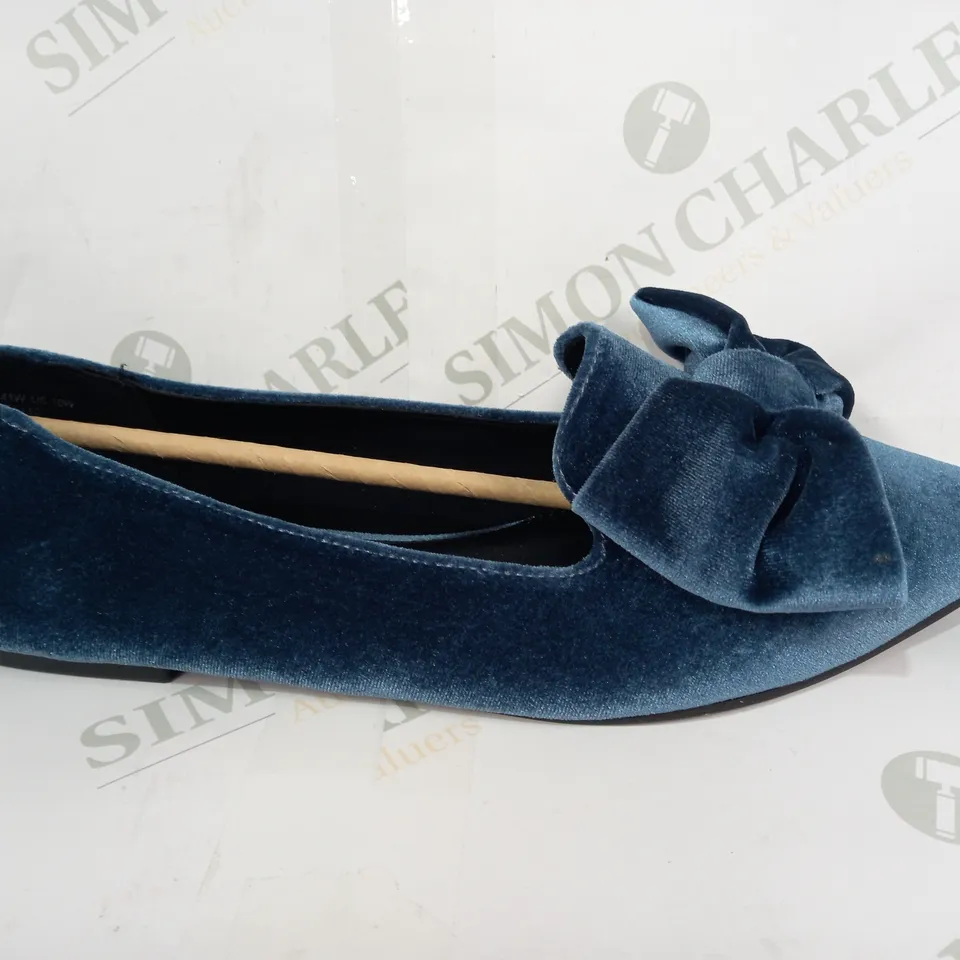 BOXED PAIR OF ASOS DESIGN WIDE FIT LAKE BOW POINTED TOE FLAT SHOES IN BLUE VELVET UK SIZE 8