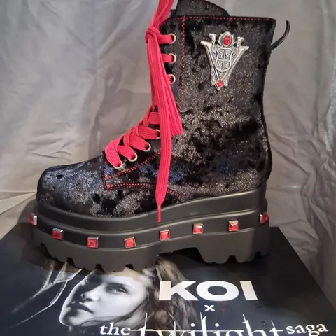 BRAND NEW BOXED KOI X THE TWILIGHT SAGA VOLTEREA VELVET CROW PLATFORM BOOTS SIZE 4