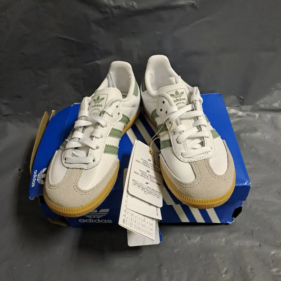 BOXED PAIR OF ADIDAS KIDS SAMBA OG SHOES IN WHITE/GREEN SIZE UK 10K