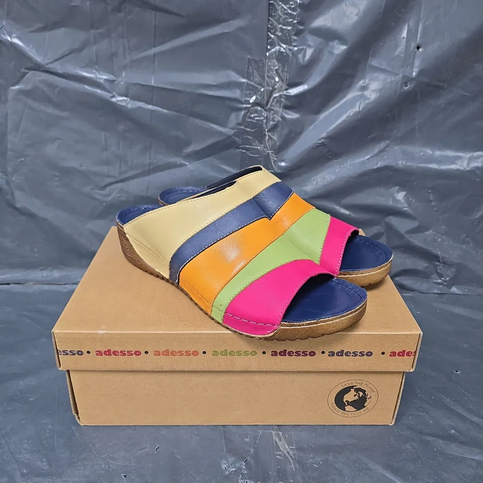 BOXED PAIR OF ADESSO MARI LEATHER MULE SANDAL - SIZE 7