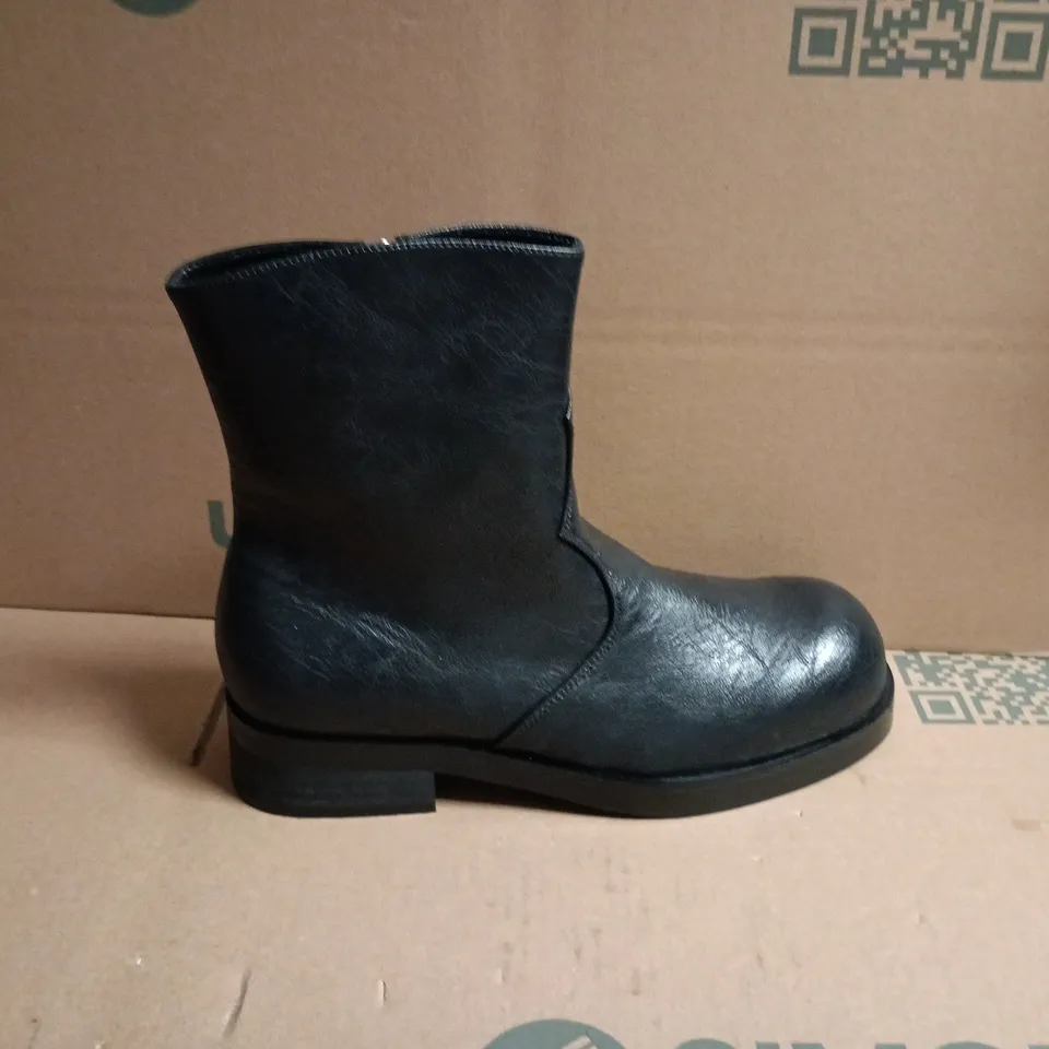 BOXED KOI FATELESS MEN'S STACKED BIKER BOOTS - VINTAGE BLACK, UK 9