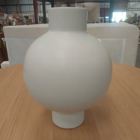 BOXED LEXI-MAI VASE WHITE