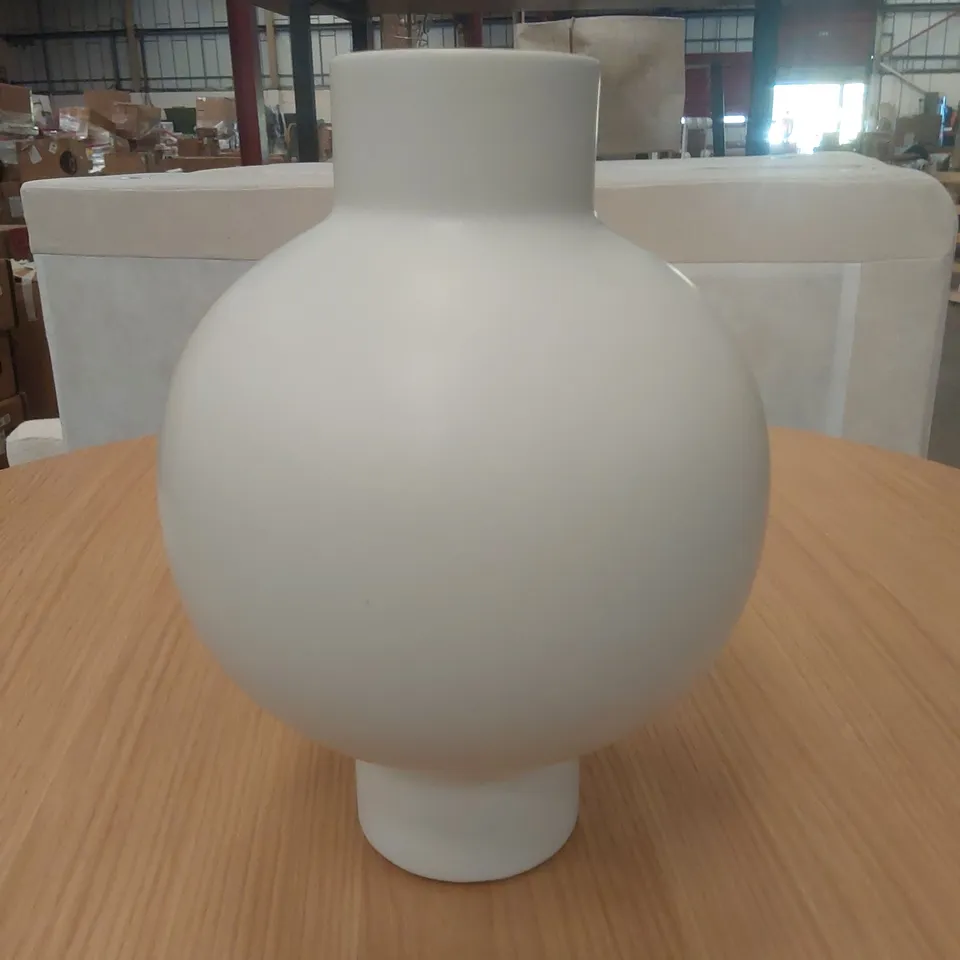 BOXED LEXI-MAI VASE WHITE