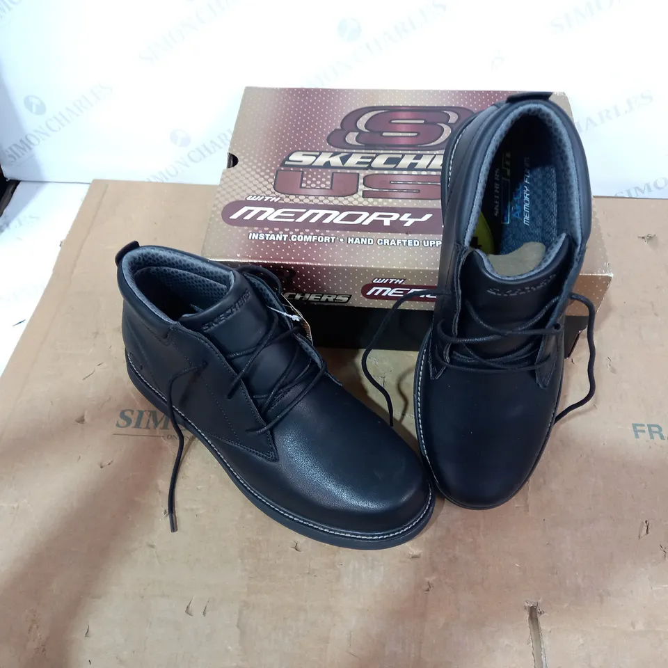BOXED PAIR OF SKECHERS BLACK SHOES - SIZE 11