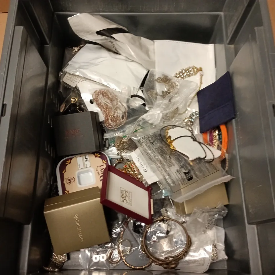 LOT OF ASSOR TED JEWELLERY AND WATCH ITEMS TO INCLUDE BURGA WATCH STRAP,ED HARDY RING AND HBD "G" PENDANT NECKLACE