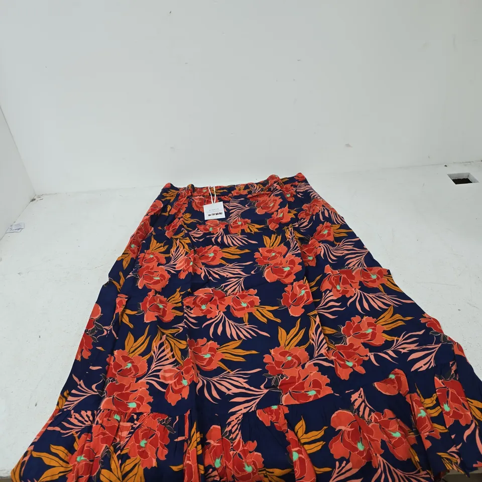 BOX OF APPROXIMATELY 45 ASSORTED CLOTHING ITEMS TO INCLUDE: TAMSY SKIRT