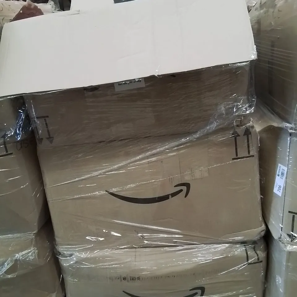 PALLET CONTAINING A LARGE QUANTITY OF TABLET CASES AND SCREEN PROTECTORS