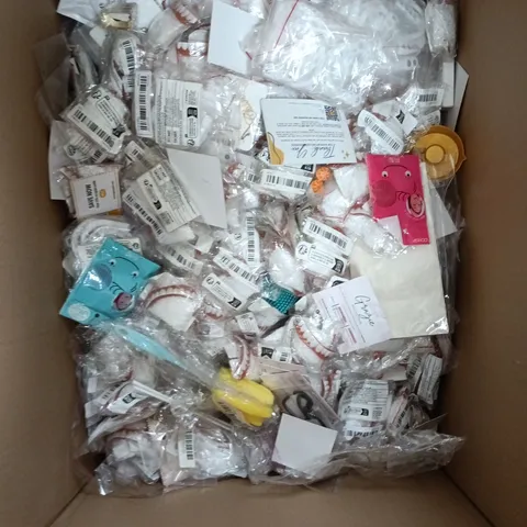 BOX OF ASSORTED HOUSEHOLD ITEMS.