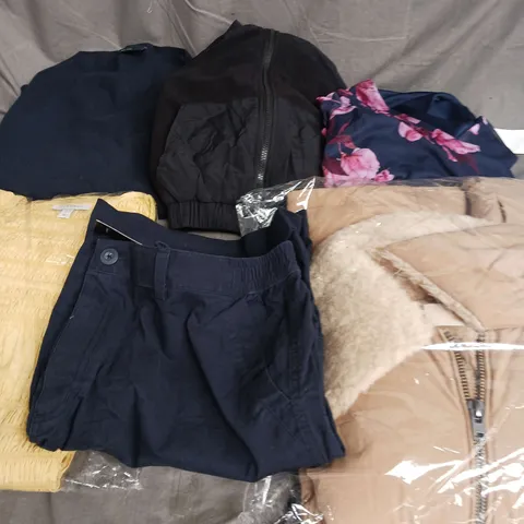 APPROXIMATELY 20 ASSORTED CLOTHING ITEMS IN VARIOUS SIZES AND STYLES TO INCLUDE - DRESS, SHORTS, JACKET, ETC