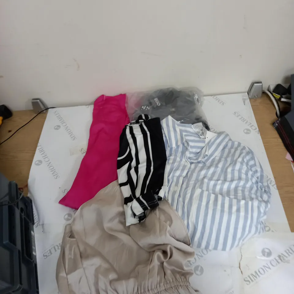 BOX OF APPROXIMATELY 20 CLOTHING ITEMS TO INCLUDE DRESSES, TROUSERS, SHIRTS ETC