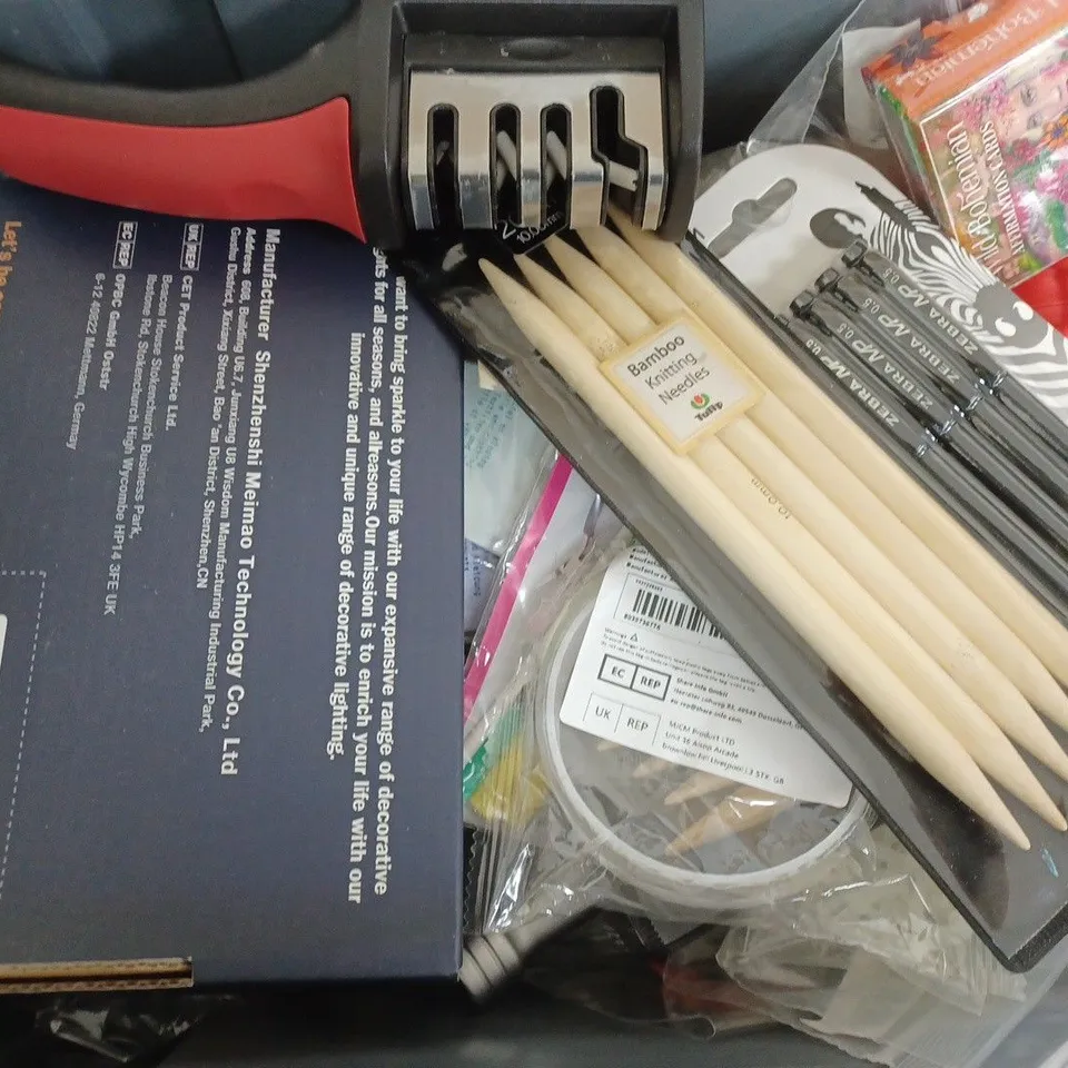 BOX OF APPROXIMATELY 16 ASSORTED ITEMS TO INCLUDE - LINT REMOVER - PAINT MARKER - PASSWORD BOOK ETC