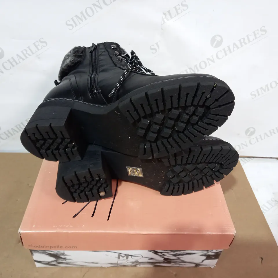 BOXED PAIR OF MODA IN PELLE BLACK BOOTS - SIZE 41