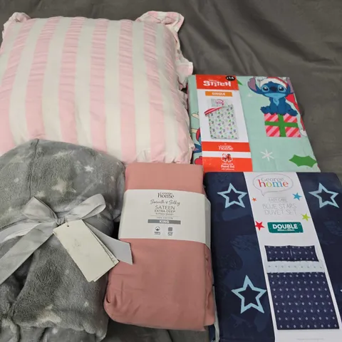APPROXIMATELY 15 ASSORTED HOUSEHOLD PRODUCTS TO INCLUDE CUSHIONS, FITTED SHEETS, DUVET SET ETC