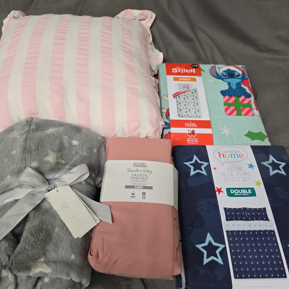 APPROXIMATELY 15 ASSORTED HOUSEHOLD PRODUCTS TO INCLUDE CUSHIONS, FITTED SHEETS, DUVET SET ETC 
