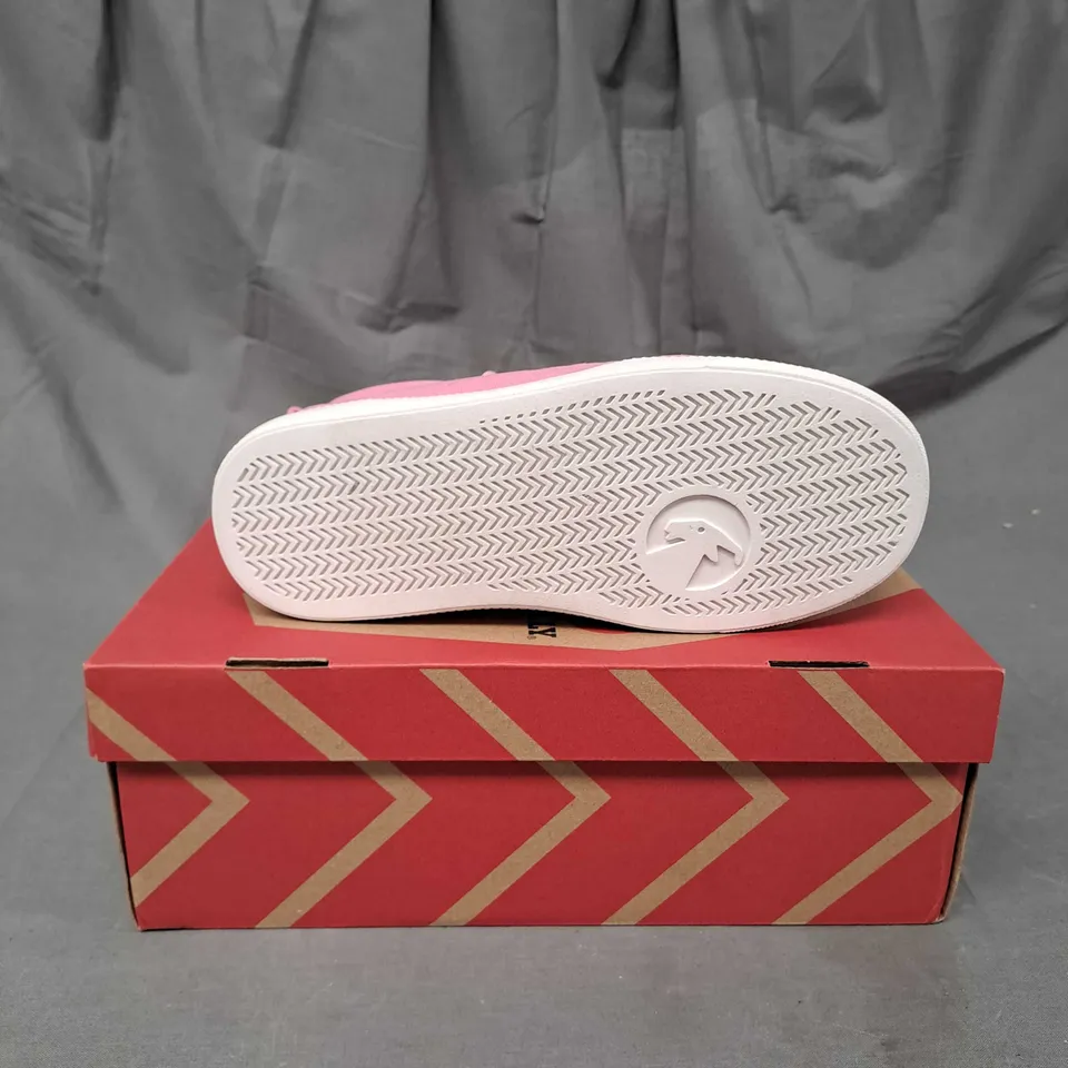 BOXED PAIR OF BILLY CLASSIC WDR HIGH TOP SHOES SIZE 3W