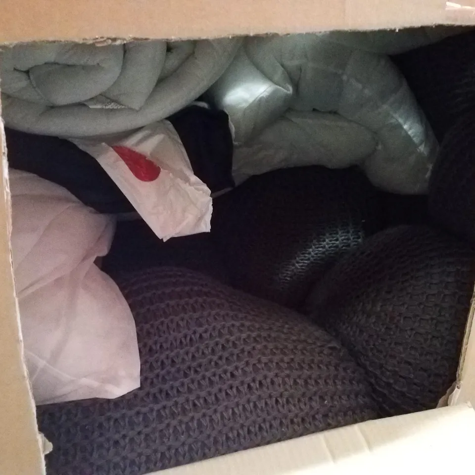 PALLET CONTAINING ASSORTED PILLOWS, CUSHIONS & BEDDING 