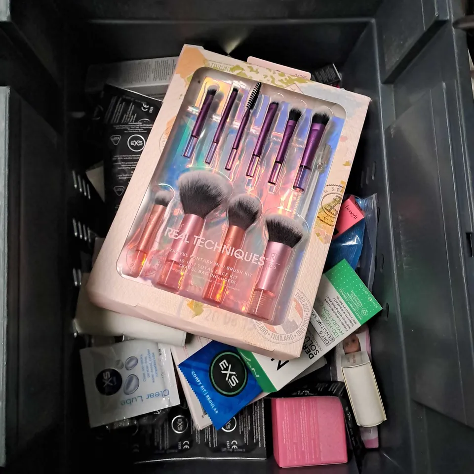 APPROXIMATELY 20 ASSORTED COSMETIC PRODUCTS TO INCLUDE SOAP & GLORY BODY BUTTER, LIBRA SCENTED CANDLE AND CASTOR OIL