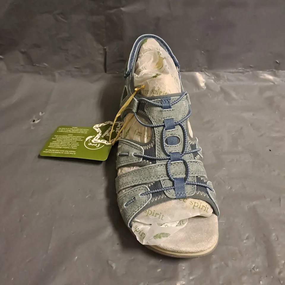 PAIR OF FREE SPIRIT SANDALS IN BLUE SIZE UK 8