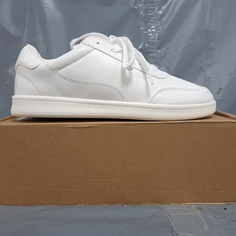 BOXED PAIR OF UNBRANDED SHOES IN WHITE SIZE UK 7