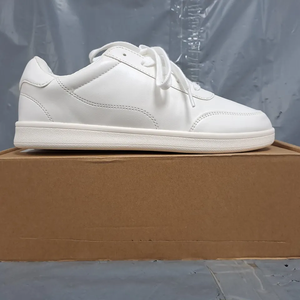 BOXED PAIR OF UNBRANDED SHOES IN WHITE SIZE UK 7