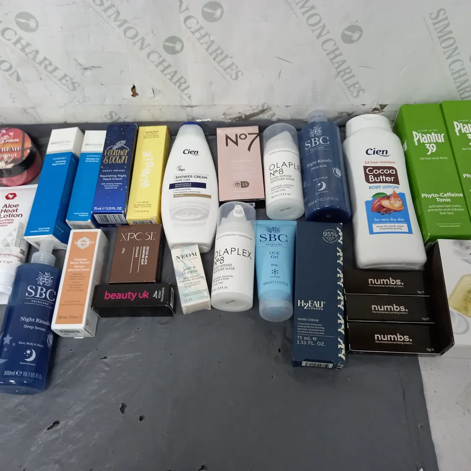 BOX OF APPROXIMATELY 12 ASSORTED COSMETIC ITEMS TO INCLUDE - NUMBS CREAM - SKINSENSE HYDRATING NIGHT CREAM - NO7 BB CREAM ETC.