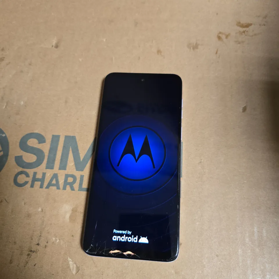 MOTOROLA SMARTPHONE –  DUAL-CAMERA, ANDROID 