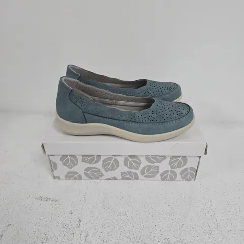 BOXED PAIR OF SHOE TREE VIENNA SHOES IN FRENCH BLUE - UK 7