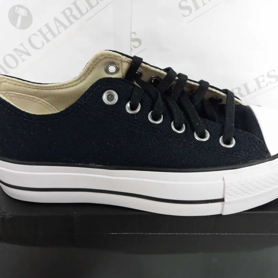 BOXED PAIR OF CONVERSE CTAS LIFT ALL STAR CANVAS SHOES IN BLACK/WHITE - UK 4