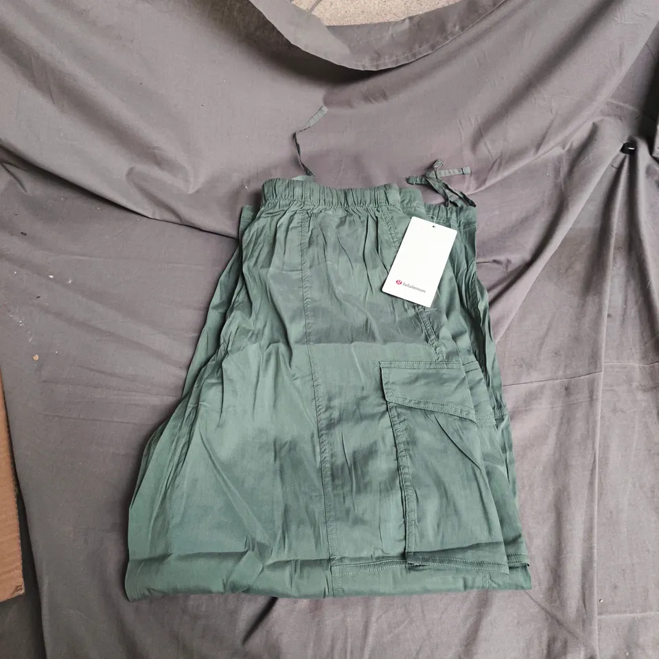 LULULEMON LIGHTWEIGHT MR CARGO PANT – GREEN – SIZE L