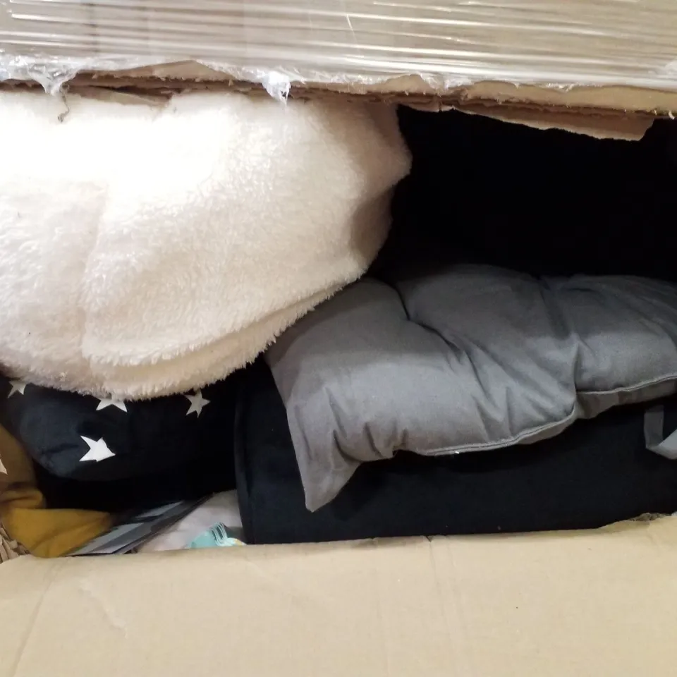 PALLET CONTAINING ASSORTED CUSHIONS & BEAN BAGS