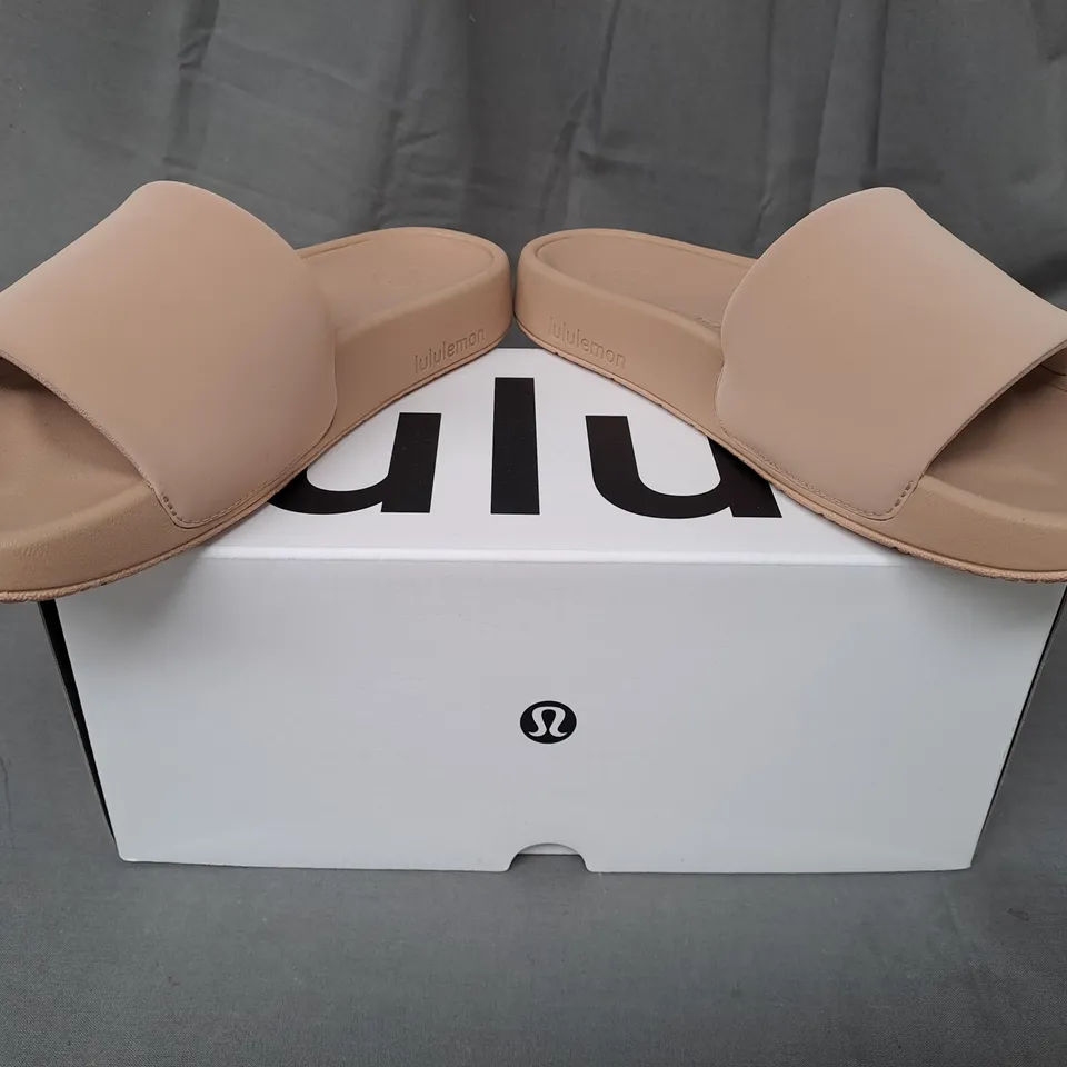 BOXED PAIR OF LULULEMON SLIDERS IN SAND UK SIZE 3.5