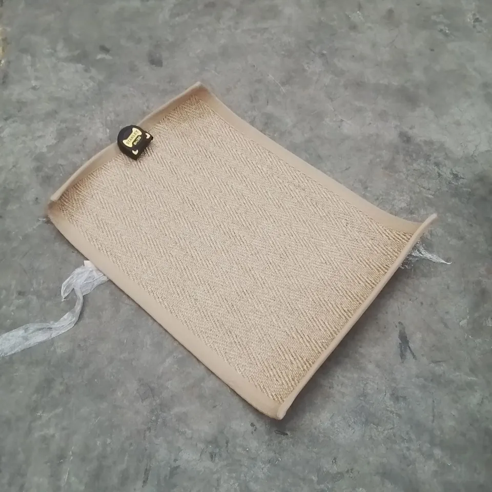 QUALITY DESIGNER AREA RUG - APPROXIMATELY 90X60CM