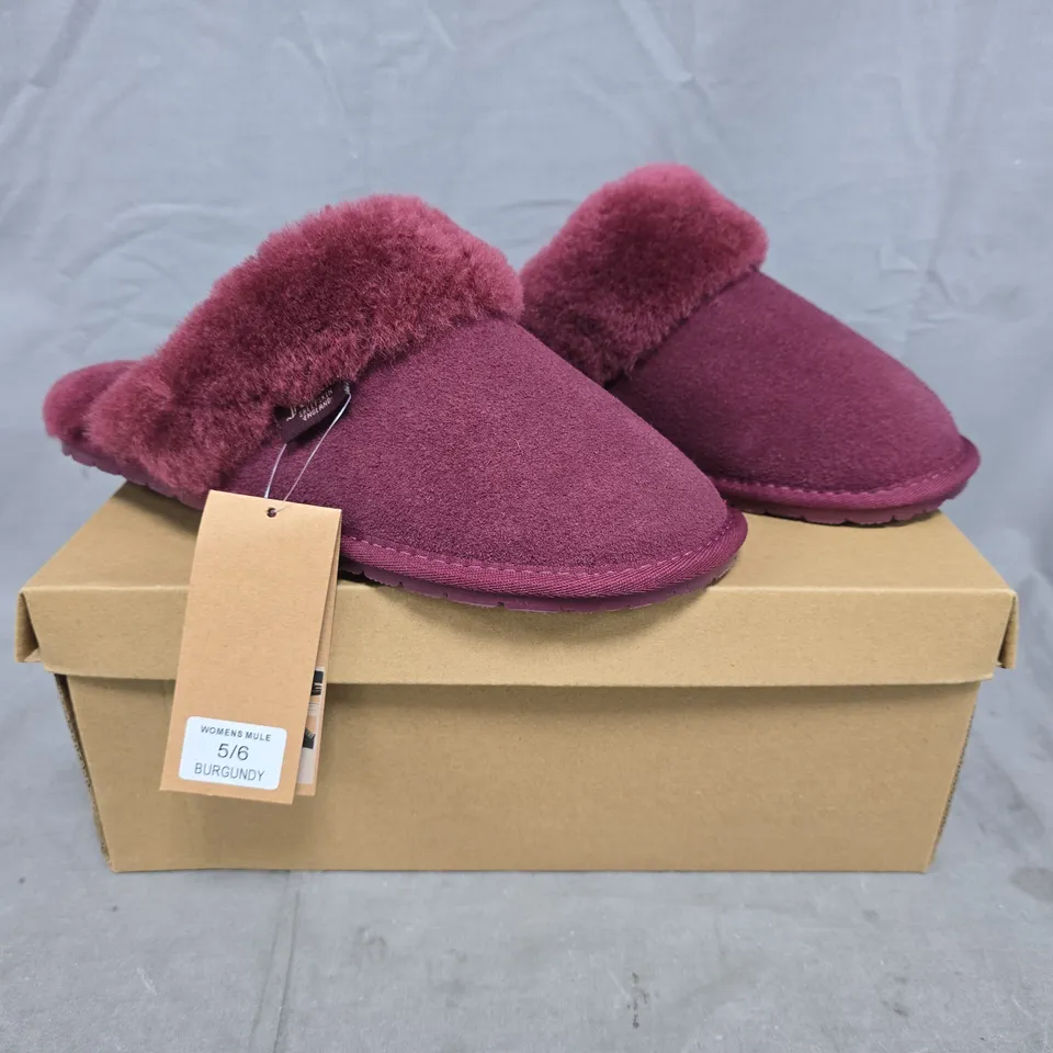 BOXED PAIR OF FENLAND WOMEN'S MULES IN BURGUNDY SIZE 5/6