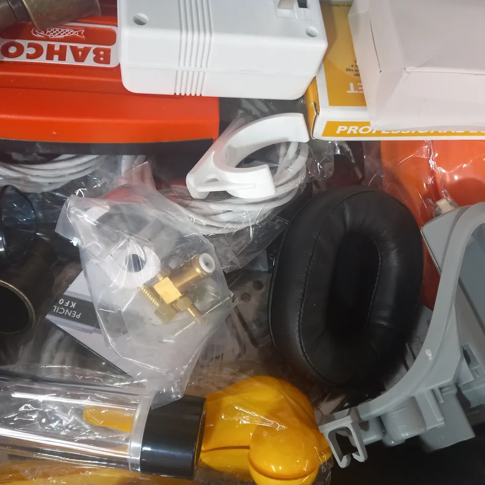 LOT OF APPROXIMATELY 15 ASSORTED HOUSEHOLD ITEMS TO INCLUDE 3D MASK AIR VALVE, MUCUS CLEARANCE DEVICE, DIGITAL FOOD THERMOMETER, ETC