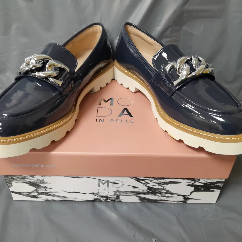 BOXED PAIR OF MODA IN PELLE CHUNKY LOAFERS IN NAVY W. SILVER EFFECT CHAIN SIZE 7