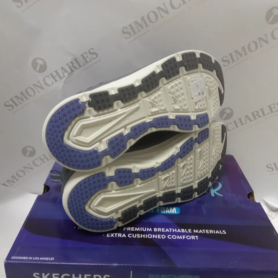 BOXED WOMANS SKETCHERS MACHINE WASHABLE - SIZE 8