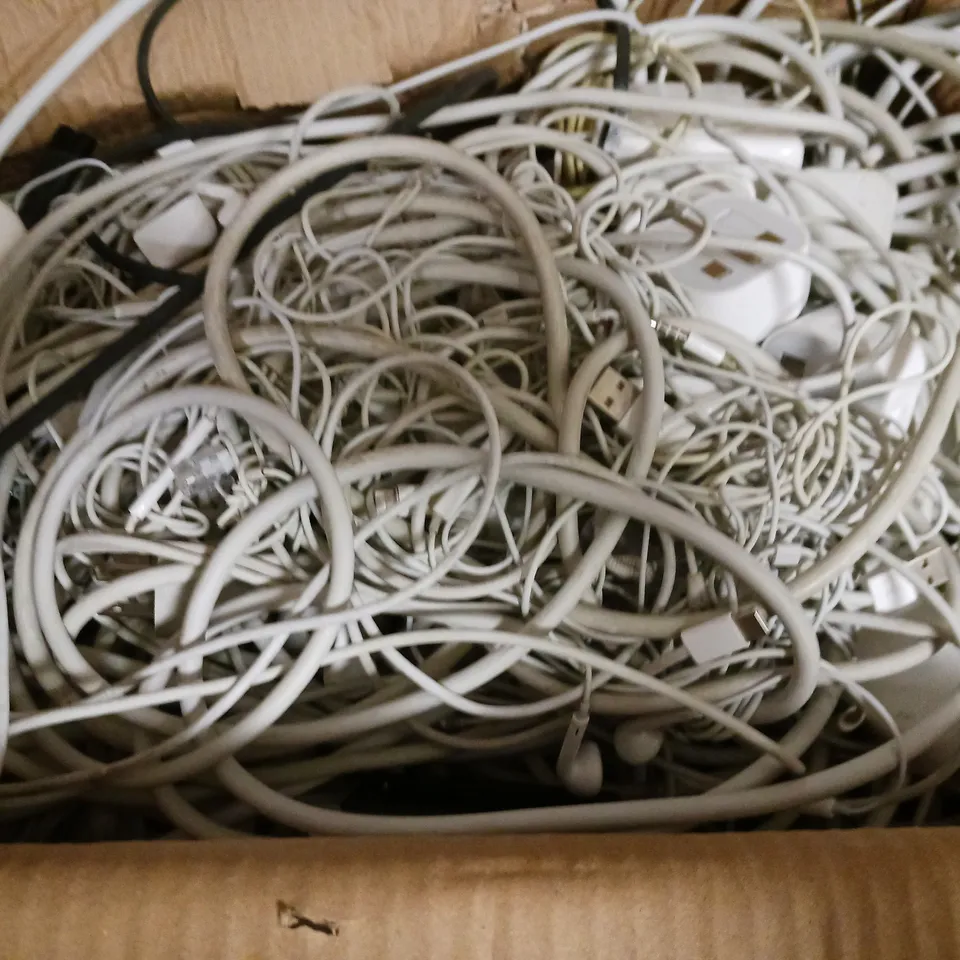 BOX OF APPROXIMATELY 15 ASSORTED ITEMS TO INCLUDE - APPLE MOUSE , MAC BOOK CHARGER , WIRED EARBUDS ETC