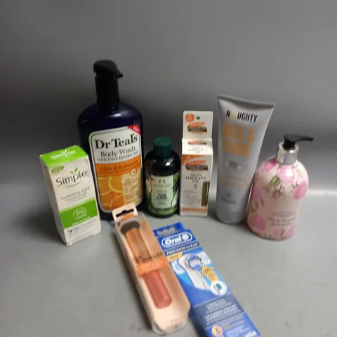 BOX OF APPROXIMATELY 20 COSMETIC ITEMS TO INCLUDE - SIMPLE LIGHT MOISTURISER - ORAL B PRECISION CLEAN REPLACEMENT HEADS - ETC 
