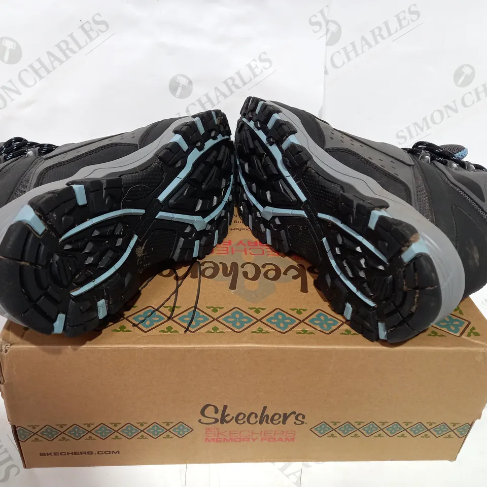 BOXED PAIR OF SKECHERS BLACK SLIP ON SHOE  - SIZE 8