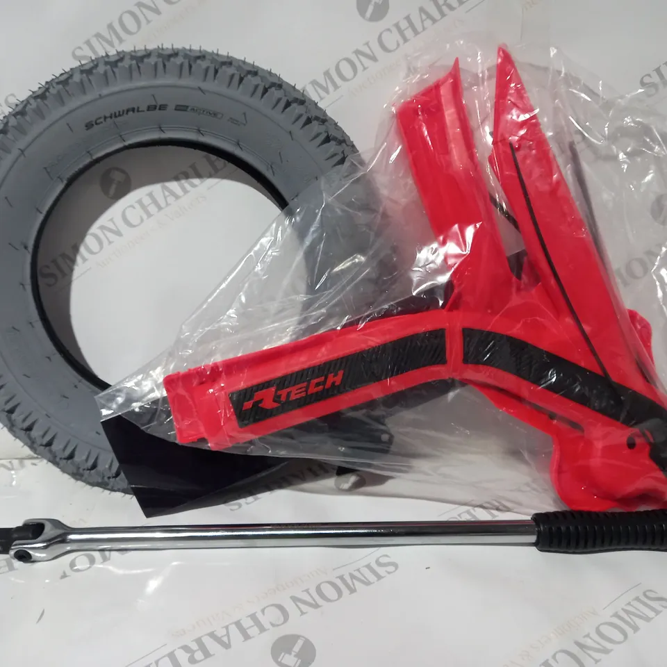 BOX OF APPROXIMATELY 10 ASSORTED CAR PARTS AND ACCESSORIES TO INCLUDE SCHWALBE 62-203 TYRE, RETCH PLASTIC FRAME PROTECTOR, ETC