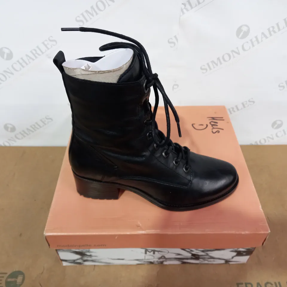 BOXED PAIR OF MODA IN PELLE BOOTS - SIZE 37