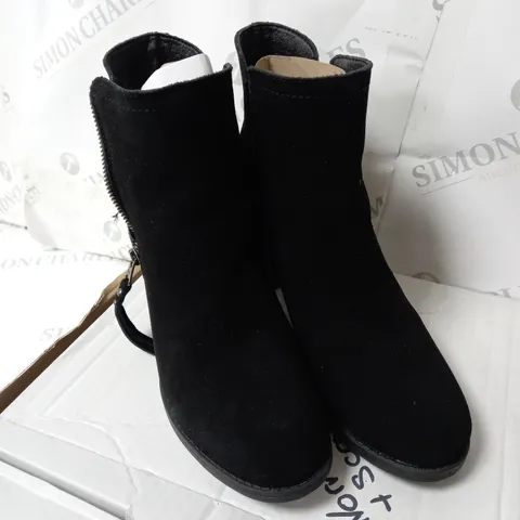 BOXED PAIR OF SKECHERS TAXI ZIPPER BOOTIES UK SIZE 3.5