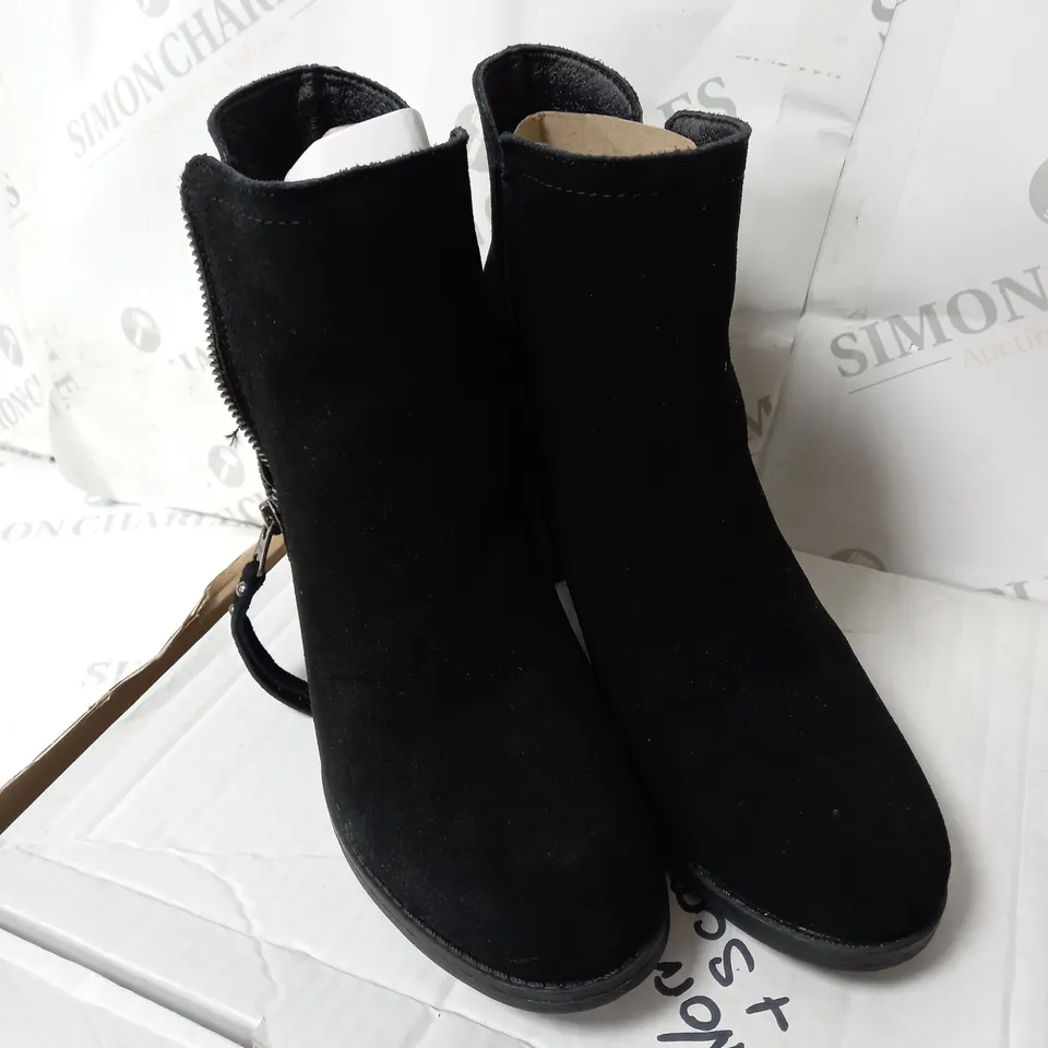 BOXED PAIR OF SKECHERS TAXI ZIPPER BOOTIES UK SIZE 3.5